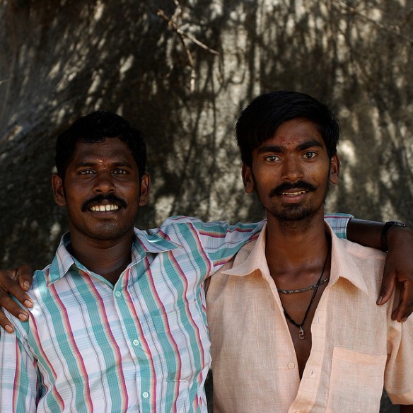 Si alguna vez se sintieron espiados por una granja ecológica de la India, estan en lo cierto Two-friends-by-david